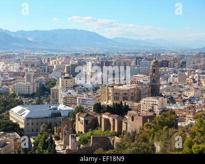 Blick auf das Zentrum und die Kathedrale von Malaga, Andalusien, Spanien. Stockfoto