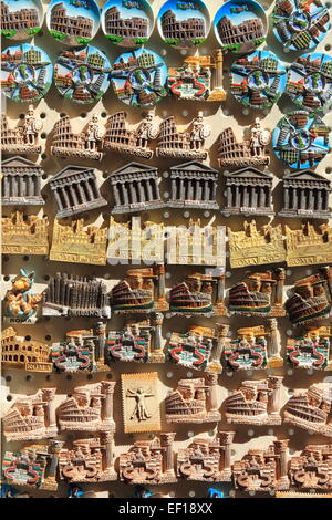 Souvenirs von Rom verkauft in einem Marktstand Stockfoto