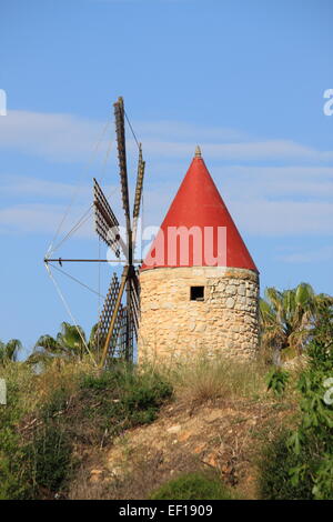 Traditionelle spanische Windmühle in Mallorca, Spanien Stockfoto