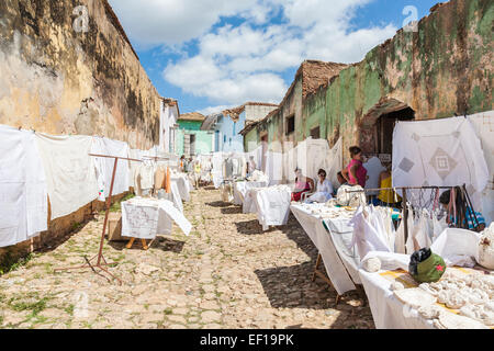 Outdoor-Straßenmarkt in Trinidad, Kuba, Stickerei, Leinen zu verkaufen und Häkeln handgefertigte Ware Stockfoto