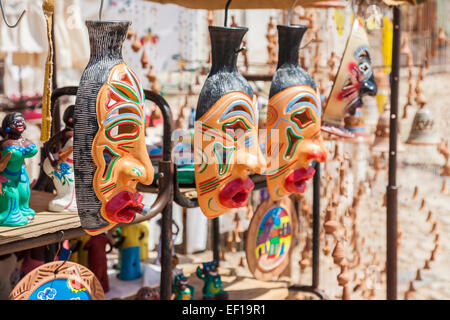 Die typischen bunten traditionellen Gesichtsmasken und anderen lokalen Handwerks auf einem strassenrand Marktstand zum Verkauf wie Souvenirs, Trinidad, Kuba Stockfoto