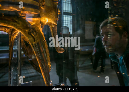 Kairo, Ägypten. 24. Januar 2015. Als Tourist sieht die Tutanchamun-Maske im ägyptischen Museum, Kairo, Ägypten, am 24. Januar 2015. Ägyptischen Ministerium für Altertümer hielt eine Pressekonferenz am Samstag als Reaktion auf die jüngsten Nachrichten über den Schaden und die Wiederherstellung der Bestattung Maske des ägyptischen Pharaos Tutankhamun. © Cui Xinyu/Xinhua/Alamy Live-Nachrichten Stockfoto