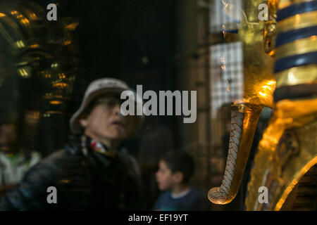 Kairo, Ägypten. 24. Januar 2015. Als Tourist sieht die Tutanchamun-Maske im ägyptischen Museum, Kairo, Ägypten, am 24. Januar 2015. Ägyptischen Ministerium für Altertümer hielt eine Pressekonferenz am Samstag als Reaktion auf die jüngsten Nachrichten über den Schaden und die Wiederherstellung der Bestattung Maske des ägyptischen Pharaos Tutankhamun. © Cui Xinyu/Xinhua/Alamy Live-Nachrichten Stockfoto