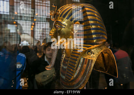 Kairo, Ägypten. 24. Januar 2015. Touristen sehen die Tutanchamun-Maske im ägyptischen Museum, Kairo, Ägypten, am 24. Januar 2015. Ägyptischen Ministerium für Altertümer hielt eine Pressekonferenz am Samstag als Reaktion auf die jüngsten Nachrichten über den Schaden und die Wiederherstellung der Bestattung Maske des ägyptischen Pharaos Tutankhamun. © Cui Xinyu/Xinhua/Alamy Live-Nachrichten Stockfoto