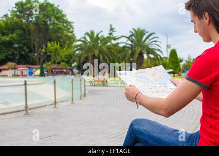 Porträt des kaukasischen Reisen Jüngling Kartenlesen Stockfoto