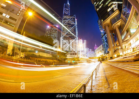 Verkehr im financial District von Hong Kong bei Nacht Stockfoto