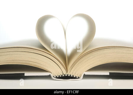 Buchseiten in der Form eines Herzens Stockfoto