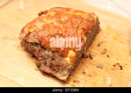 Saftiger Hackbraten auf einem Holzbrett Stockfoto