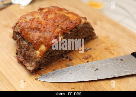 Saftiger Hackbraten auf einem Holzbrett Stockfoto