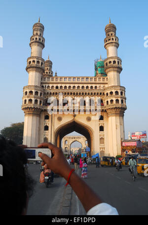 Touristen, die der Aufnahme der Charminar in Mobile Kamera Hyderabad Indien Stockfoto