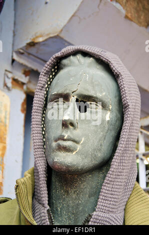 Defekte alte Schaufensterpuppe mit Schal in Kathmandu Stadtstraße, Nepal Stockfoto