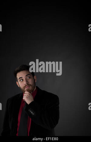 Nachdenklich Businessman Looking Up mit Textfreiraum Stockfoto