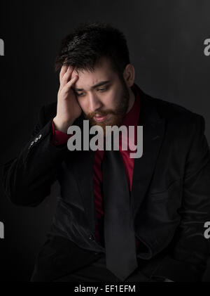 Junger Mann in formelle Kleidung Kopfschmerzen leiden Stockfoto