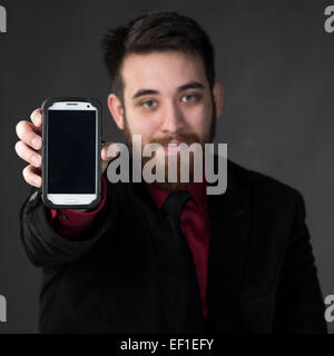 Junger Geschäftsmann mit seinem Smart Phone Stockfoto