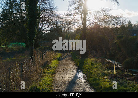 Paar in der Liebe gehen für einen abendlichen Spaziergang auf einem Wanderweg in WInchester Stockfoto