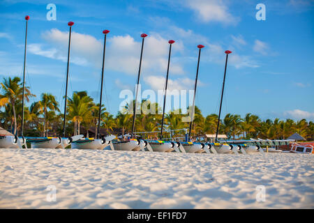 Gruppe von Katamarane mit bunten Segeln auf exotische Karibik-Strand Stockfoto