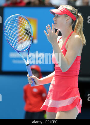 Melbourne, Australien. 25. Januar 2015. Maria Sharapova Russlands reagiert während der Frauen Singles viertes Vorrundenspiel gegen Peng Shuai Chinas bei den Australian Open Turnier in Melbourne, Australien, 25. Januar 2015. Maria Sharapova gewann mit 6: 3 6: 0. © Jin Linpeng/Xinhua/Alamy Live-Nachrichten Stockfoto