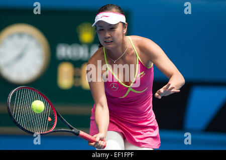 Melbourne, Australien. 25. Januar 2015. Peng Shuai China gibt den Ball während der Frauen Singles viertes Vorrundenspiel gegen Maria Sharapova Russlands bei den Australian Open Turnier in Melbourne, Australien, 25. Januar 2015 zurück. Maria Sharapova gewann mit 6: 3 6: 0. © Bai Xue/Xinhua/Alamy Live-Nachrichten Stockfoto