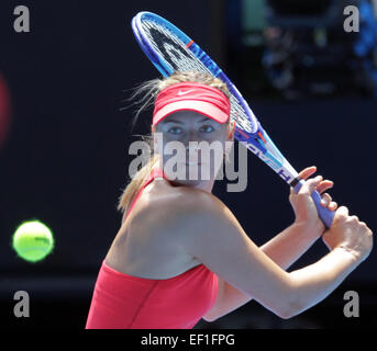 Melbourne, Australien. 25. Januar 2015. Maria Sharapova Russlands gibt den Ball während der Frauen Singles viertes Vorrundenspiel gegen Peng Shuai Chinas bei den Australian Open Turnier in Melbourne, Australien, 25. Januar 2015 zurück. Maria Sharapova gewann mit 6: 3 6: 0. © Jin Linpeng/Xinhua/Alamy Live-Nachrichten Stockfoto