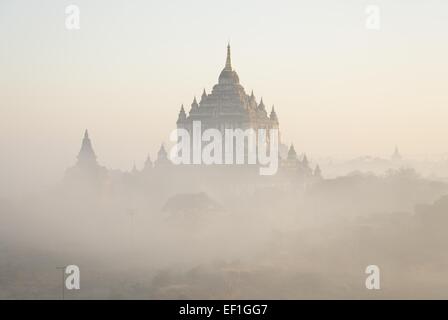 Thatbyinnyu Tempel im Morgengrauen Stockfoto