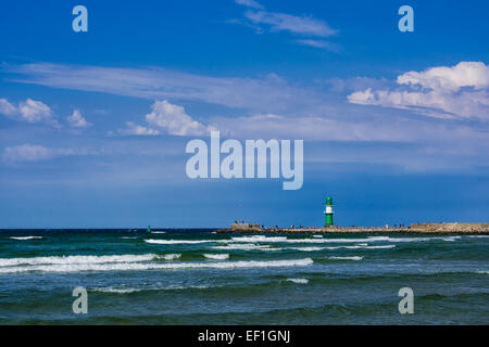 Der Mole in Warnemünde (Deutschland). Stockfoto