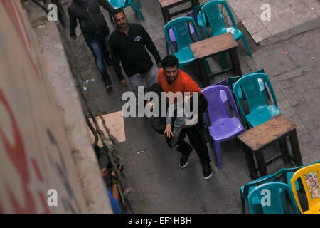 Kairo, Ägypten. 24. Januar 2015. Ein ägyptischer Anhänger der sozialistischen beliebte Allianz trägt Mitglied Shaimaa al-Sabbah, der während einer Protestaktion von der Partei in Kairo, Ägypten 24. Januar 2015 getötet wurde. Sabbagh erschossen wurde mit Schockgranaten im Zentrum von Kairo am Samstag Sicherheitsquellen sagte, einen Tag vor dem Jahrestag des Volksaufstandes, die Autokraten Hosni Mubarak im Jahr 2011 verdrängt. Die Sicherheitsquellen nicht erarbeiten, © Stringer/APA Bilder/ZUMA Draht/Alamy Live News Stockfoto