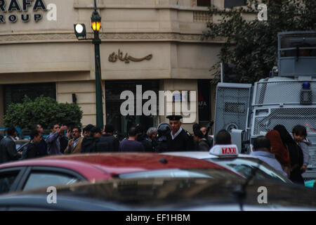 Kairo, Ägypten. 25. Januar 2015. Ägyptische Polizisten verhaften Anhänger der Allianz die Volkspartei während einer Protestaktion von der Partei in Kairo, Ägypten 24. Januar 2015. Sabbagh erschossen wurde mit Schockgranaten im Zentrum von Kairo am Samstag Sicherheitsquellen sagte, einen Tag vor dem Jahrestag des Volksaufstandes, die Autokraten Hosni Mubarak im Jahr 2011 verdrängt. Die Sicherheitsquellen nicht erarbeiten, © Stringer/APA Bilder/ZUMA Draht/Alamy Live News Stockfoto