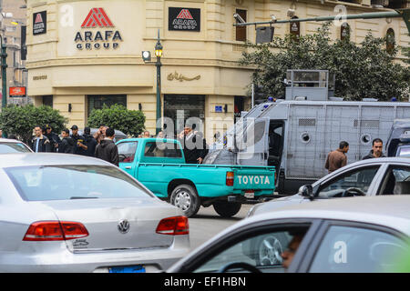 Kairo, Ägypten. 24. Januar 2015. Ägyptische Polizisten verhaften Anhänger der Allianz die Volkspartei während einer Protestaktion von der Partei in Kairo, Ägypten 24. Januar 2015. Sabbagh erschossen wurde mit Schockgranaten im Zentrum von Kairo am Samstag Sicherheitsquellen sagte, einen Tag vor dem Jahrestag des Volksaufstandes, die Autokraten Hosni Mubarak im Jahr 2011 verdrängt. Die Sicherheitsquellen nicht erarbeiten, © Stringer/APA Bilder/ZUMA Draht/Alamy Live News Stockfoto