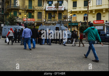 Kairo, Ägypten. 24. Januar 2015. Ägyptische Polizisten verhaften Anhänger der Allianz die Volkspartei während einer Protestaktion von der Partei in Kairo, Ägypten 24. Januar 2015. Sabbagh erschossen wurde mit Schockgranaten im Zentrum von Kairo am Samstag Sicherheitsquellen sagte, einen Tag vor dem Jahrestag des Volksaufstandes, die Autokraten Hosni Mubarak im Jahr 2011 verdrängt. Die Sicherheitsquellen nicht erarbeiten, © Stringer/APA Bilder/ZUMA Draht/Alamy Live News Stockfoto