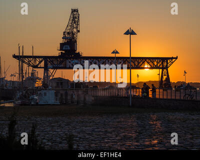 Sonnenuntergang in den Hafen der Hansestadt Rostock (Deutschland).