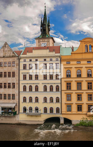 Tschechien, Prag, Häuser sind direkt am Wasser des Flusses Vltava in der Nähe von der Karlsbrücke entfernt gebaut. Stockfoto