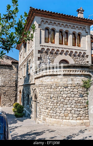 Spanien, Katalonien. Stein Wohnhaus auf einer Straße in die mittelalterlichen Mauern umgebene Stadt Besalú. Stockfoto