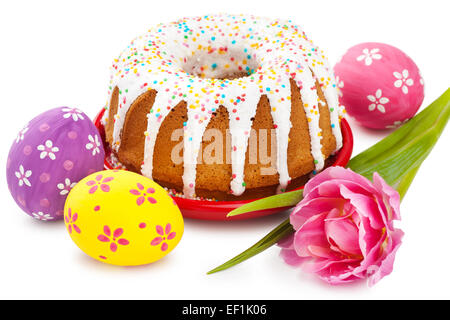 Osterkuchen, Tulpe und bunten Eiern auf weiß Stockfoto