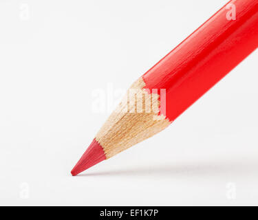 Rotstift zieht oder Schrift auf weißem Papierblatt Stockfoto