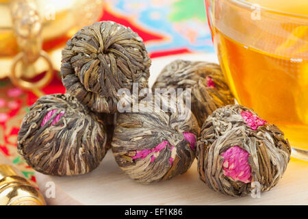 Chinesischer Grüntee Kugeln mit Blumen, Teetasse Stockfoto