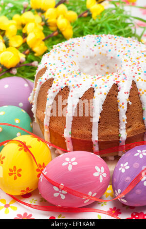 Osterkuchen und bunten Eiern Stockfoto