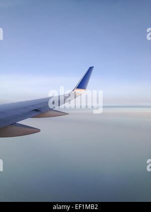 Blick vom ein Passagierflugzeug des rechten Flügels über cremig weich Wolken. Stockfoto