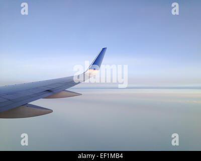 Blick vom ein Passagierflugzeug des rechten Flügels über cremig weich Wolken. Stockfoto