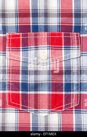 Tasche auf Männer-t-Shirt in rot und blau Schach Stockfoto