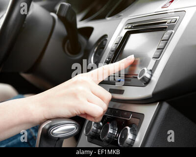 Finger auf Armaturenbrett mit GPS-Panel und tv/dvd/Audio system Stockfoto