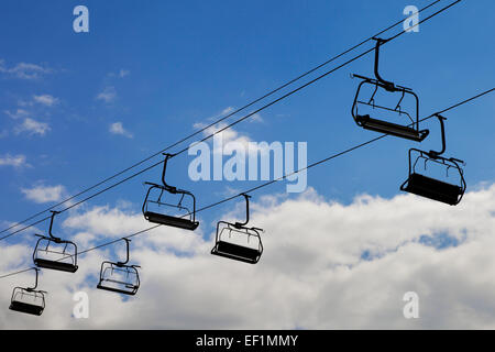 Sessellift, Seilbahn auf blauen Himmelshintergrund Stockfoto