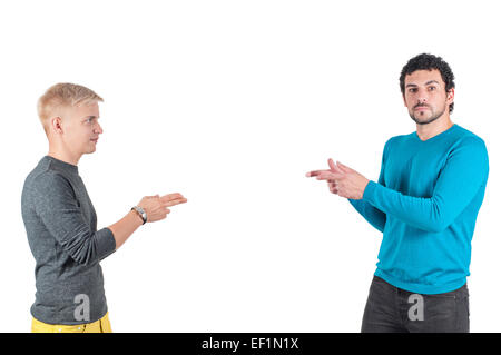 Hübsche Jungs zeigen sich gegenseitig mit den Fingern Stockfoto