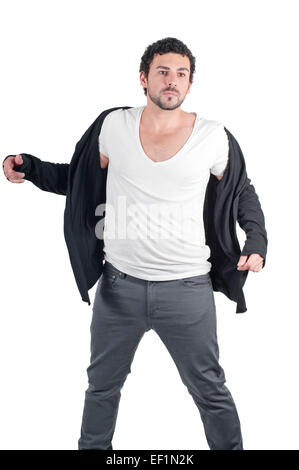 Junger Mann in schwarzer Jacke posiert im studio Stockfoto