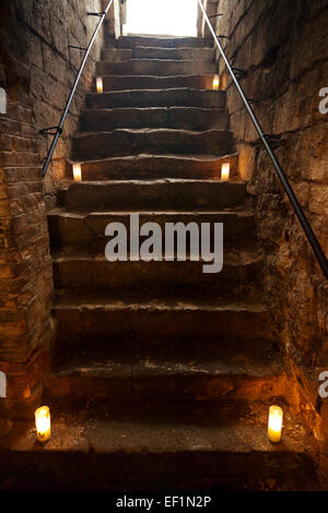 Gruselige Verlies Steintreppen im alten Schloss Stockfoto