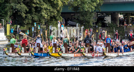 Drachenboot-Rennen, Turnier am Fluss Ruhr in Mülheim, Deutschland Stockfoto