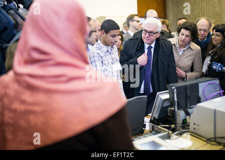 Algier, Algerien. 25. Januar 2015. Bundesminister für auswärtige Angelegenheiten Frank-Walter Steinmeier wirft einen Blick auf die Houari Boumedienne Universität mit Studenten und Dozenten in Algier, Algerien, 25. Januar 2015. Steinmeier ist zu einem viertägigen Besuch in den Maghreb-Ländern Nordafrikas. Foto: LUKAS SCHULZE/Dpa/Alamy Live News Stockfoto