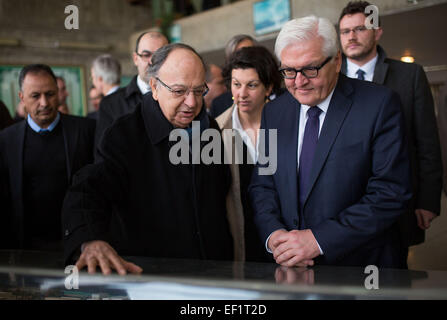 Algier, Algerien. 25. Januar 2015. Bundesminister für auswärtige Angelegenheiten Frank-Walter Steinmeier empfängt Benali Benzaghou, Houari Boumedienne Universitätsmusikdirektor in Algier, Algerien, 25. Januar 2015. Steinmeier ist zu einem viertägigen Besuch in den Maghreb-Ländern Nordafrikas. Foto: LUKAS SCHULZE/Dpa/Alamy Live News Stockfoto