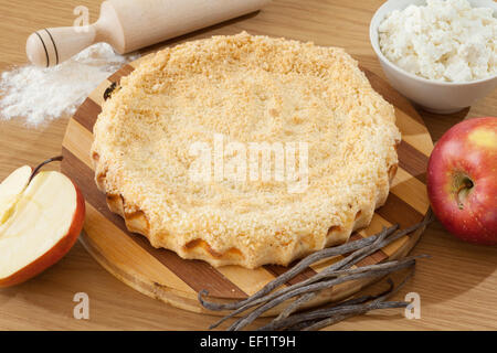 hausgemachter Käsekuchen mit Apfel auf Küchentisch Stockfoto