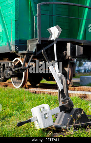 alte Eisenbahn-Schalter und Retro-Eisenbahnwaggon Stockfoto