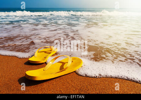 stilisierte Foto Strand Pantoffeln an einem Sandstrand Stockfoto